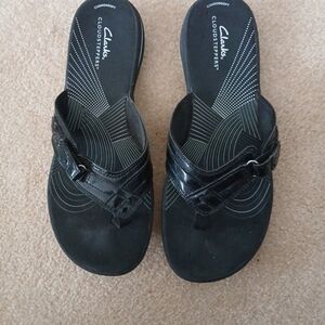 Clarks Women's Black Patent Leather Sandals 10M.    Fl